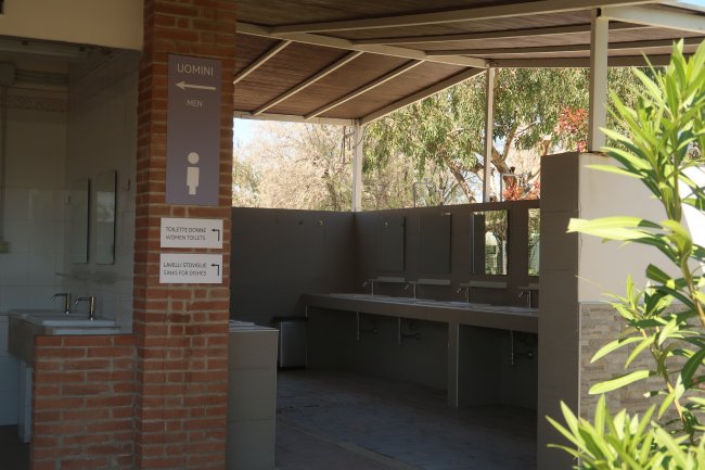 Bagni maschili in un'area aperta.