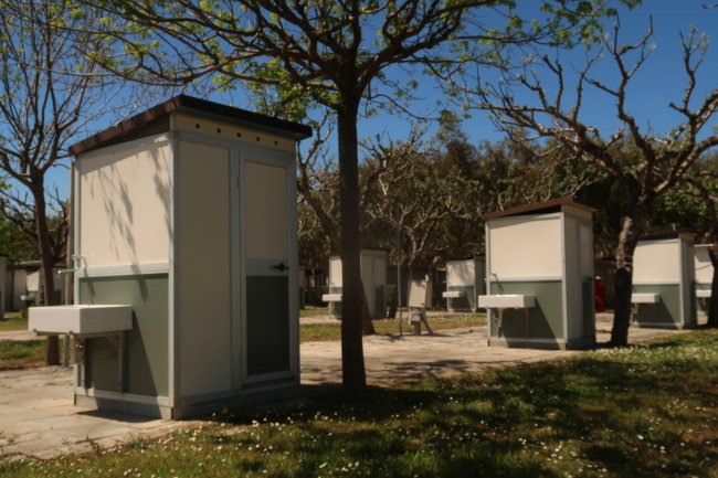 Piccoli edifici con lavabo all'aperto.