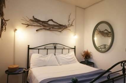 Camera da letto con letto matrimoniale e decorazioni naturali.