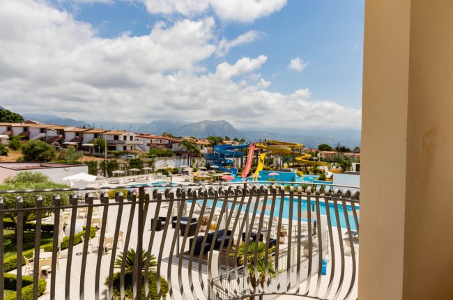 Vista su un parco acquatico con scivoli colorati e piscine.