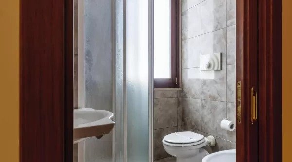 Bagno moderno con doccia.
