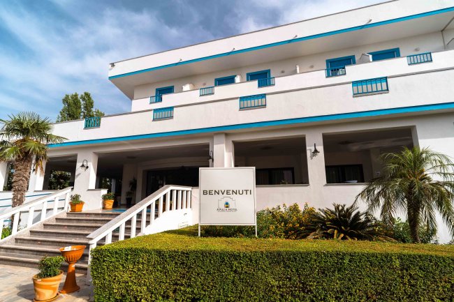 Edificio bianco con cartello 