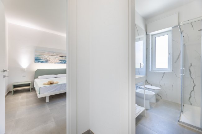 Vista su camera da letto e bagno.