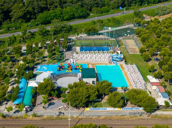 Vista dall'alto di un parco acquatico.