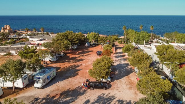 Visuale aerea di un campeggio vicino al mare.