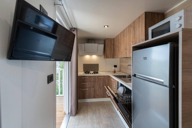 Una cucina moderna con elettrodomestici in acciaio e mobili in legno.