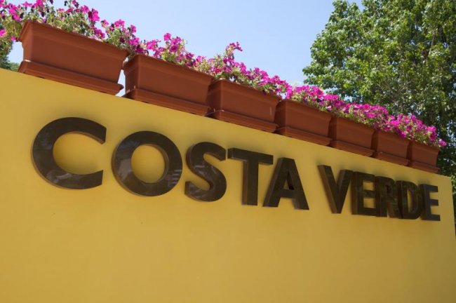 Muro giallo con scritta 