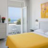 Camera con letto giallo vista mare.