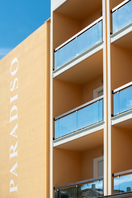 Edificio giallo con scritta 