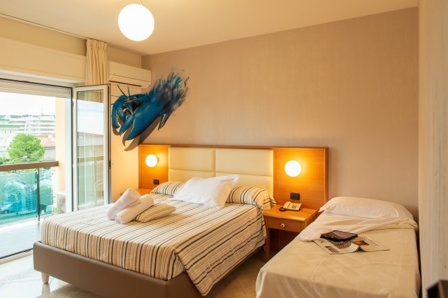 Letto matrimoniale e singolo, pittura di ara blu.