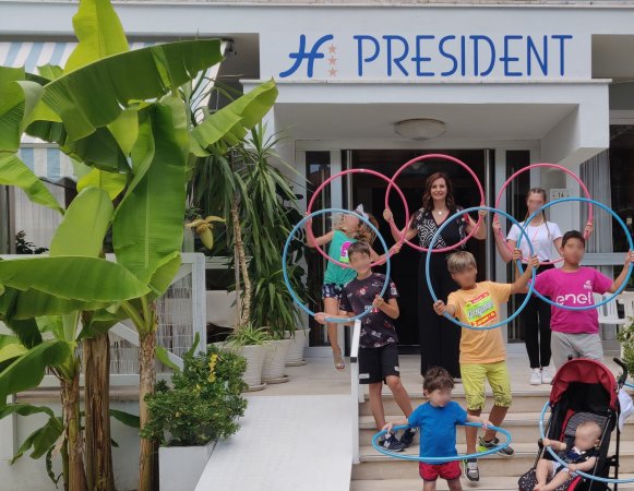 Ingresso hotel con scritta 