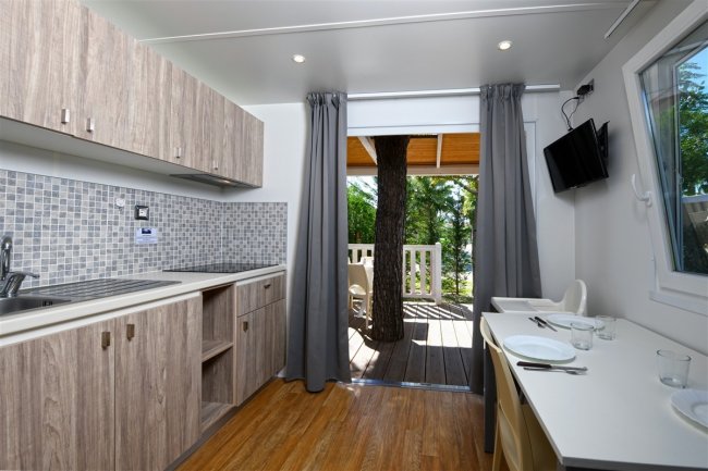 Cucina moderna con portafinestre verso il balcone.