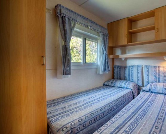 Due letti singoli con coperte a pattern blu.