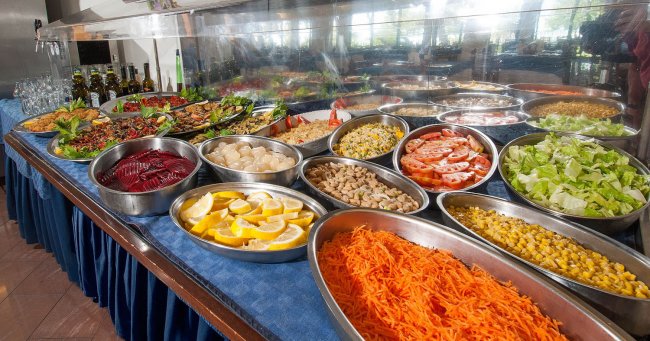 Buffet di verdure assortite in piatti ovali.