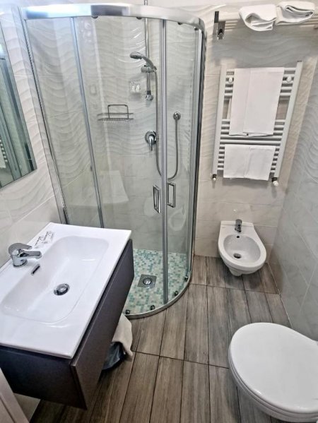 Un bagno moderno con doccia angolare.