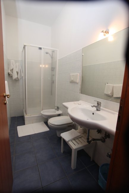 Bagno con doccia, bidet e lavabo.