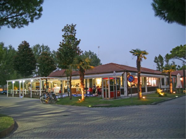 Ristorante esterno illuminato alla sera.