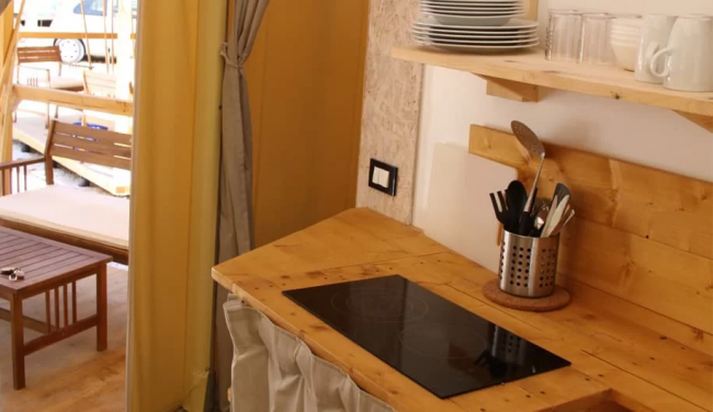 Cucina con ripiani di legno e accessori.