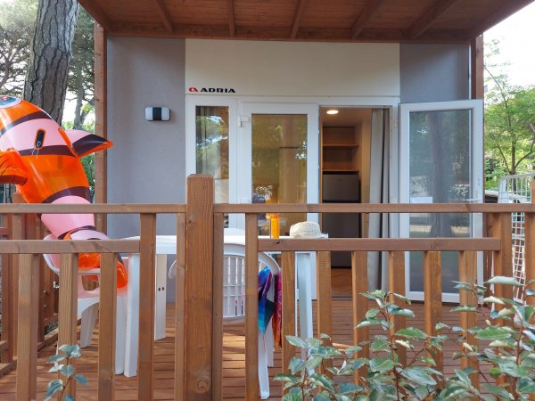 Bungalow con veranda e sedia a sdraio.