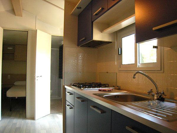 Cucina moderna con fornelli e lavandino.
