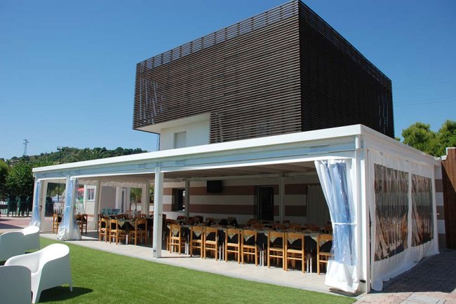 Struttura moderna con zona pranzo esterna coperta.