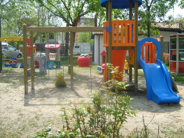 Parco giochi con scivoli colorati e altalene.