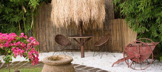 Area relax con sedie e tavolo rustici.