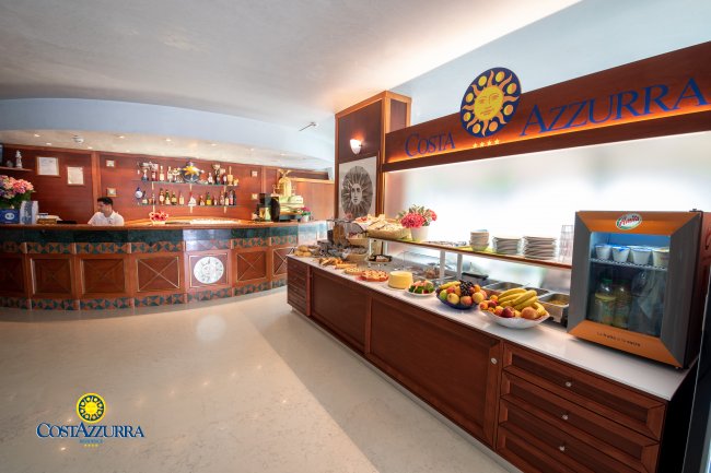 Buffet di frutta e bevande in un ristorante accogliente.