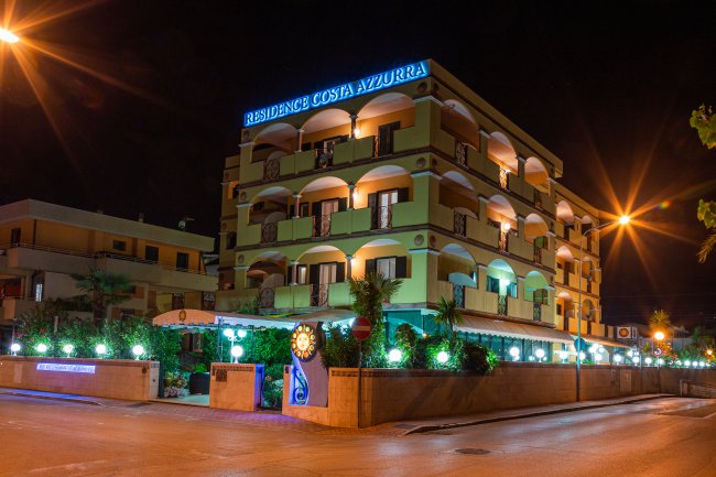 Edificio illuminato di notte con insegna 