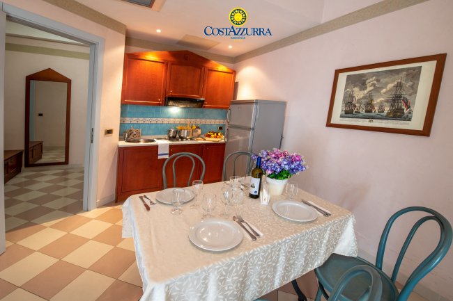 Tavolo apparecchiato in cucina moderna.