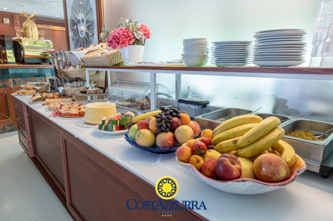 Buffet con frutta e dolci vari.