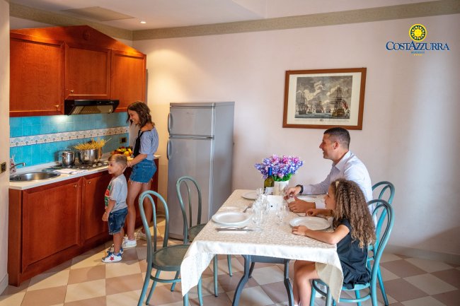 Famiglia in cucina, padre e figlia pranzano.