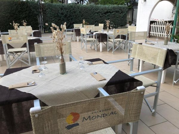 Tavoli apparecchiati in un ristorante all'aperto.