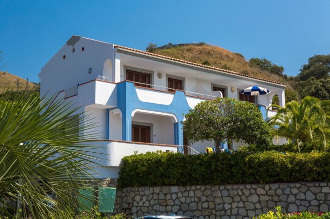 Edificio bianco e blu con due piani e balconi.