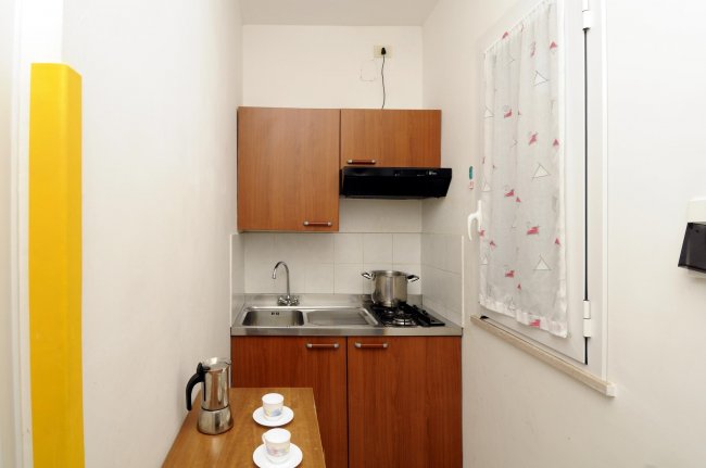 Cucina compatta con mobili in legno.