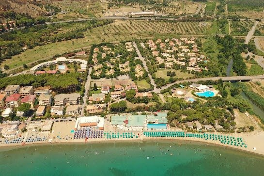 Vista aerea di un complesso turistico e spiaggia.