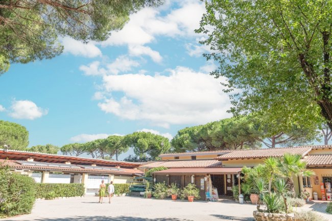 Ingresso con edifici e vegetazione.