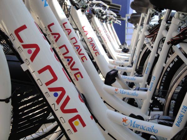 Biciclette bianche con loghi 