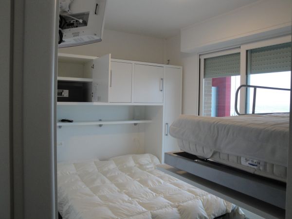 Camera da letto con letto matrimoniale e letto a castello pieghevole.