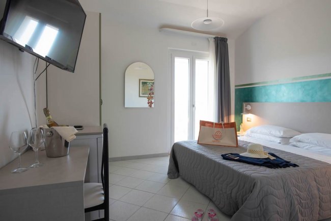 Camera con letto matrimoniale e TV.