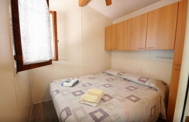 Camera da letto con letto matrimoniale e armadio.