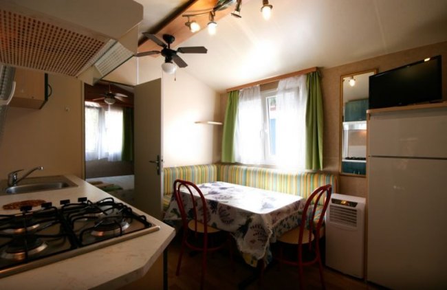Cucina e sala da pranzo con tavolo e sedie.