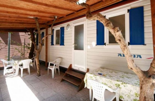 Veranda esterna di un bungalow con sedie.