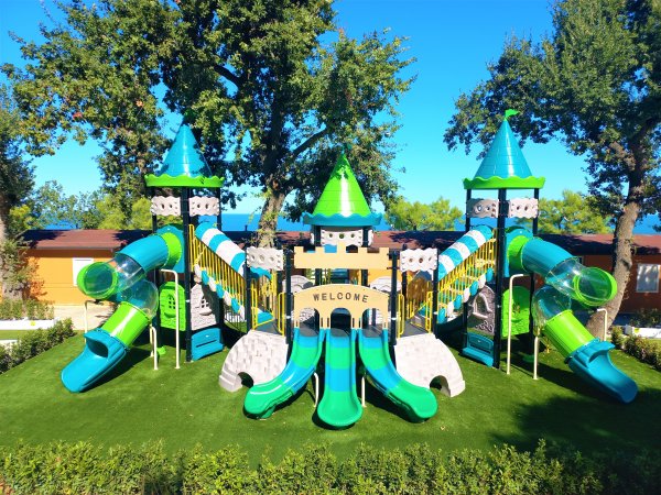 Grande castello gioco per bambini in un parco.