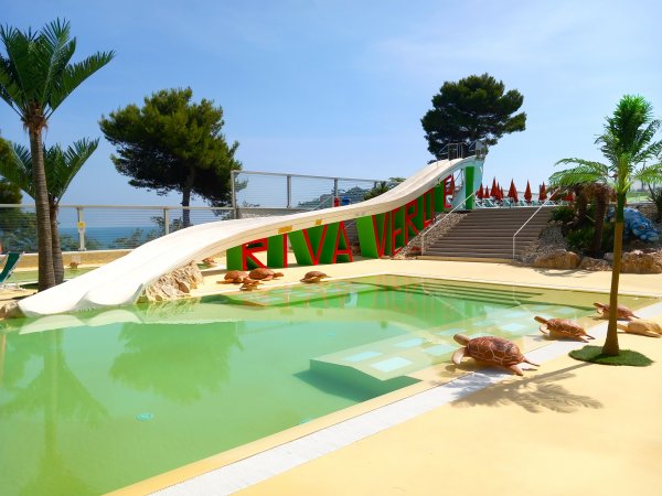 Piscina con scivolo e decorazioni a tema tartaruga.