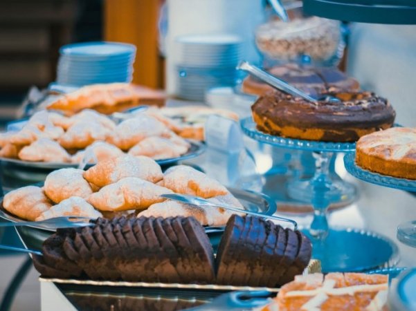 Buffet di dolci e torte assortite.