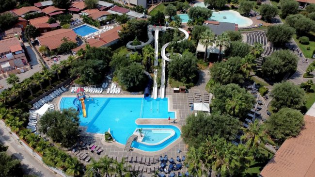 Complesso con piscine e scivoli acquatici.