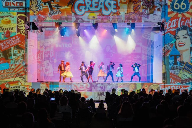 Spettacolo teatrale ambientato nella cultura pop degli anni '50.